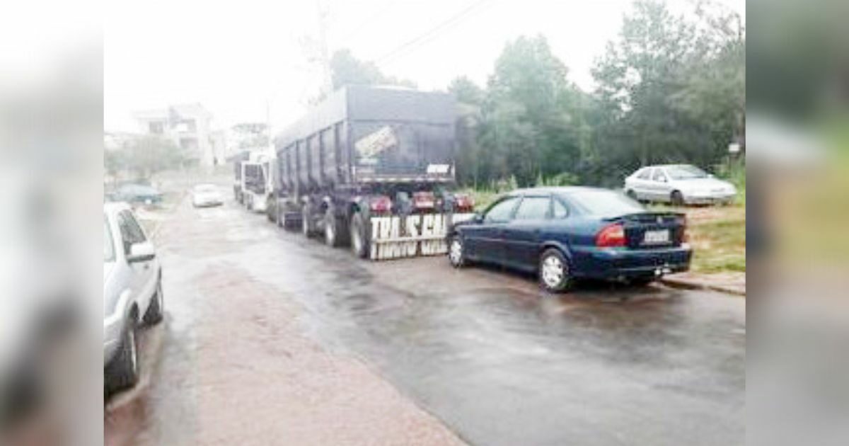 Moradores de rua no Capela Velha estão insatisfeitos com carros que estacionam nos dois lados da via