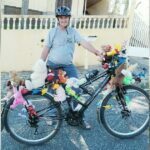 Senhor de 60 anos desfila por Araucária com sua bike toda enfeitada