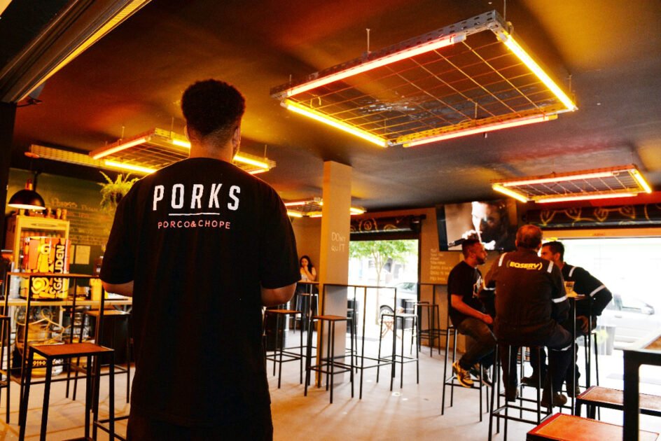 Inspirada nos pubs europeus, Porks inaugura unidade em Araucária