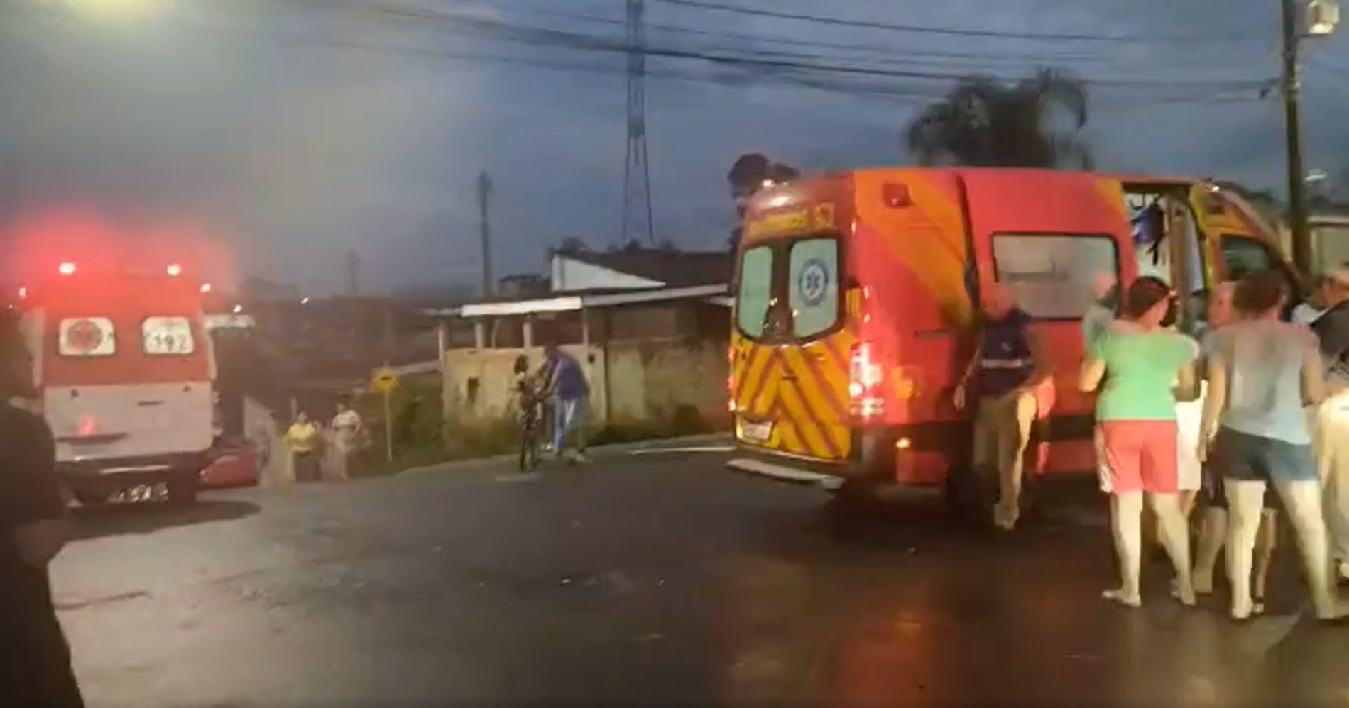 O acidente aconteceu no dia 15/01 na rua Ana Dranka Druszcz. O corpo de bombeiros foi acionado para atender as duas vítimas que estavam em estado grave.