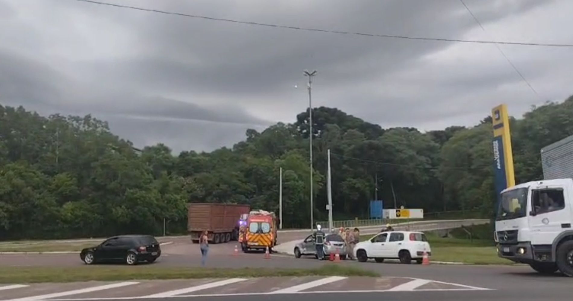 Acidente entre dois carros na rotatória da Gerdau