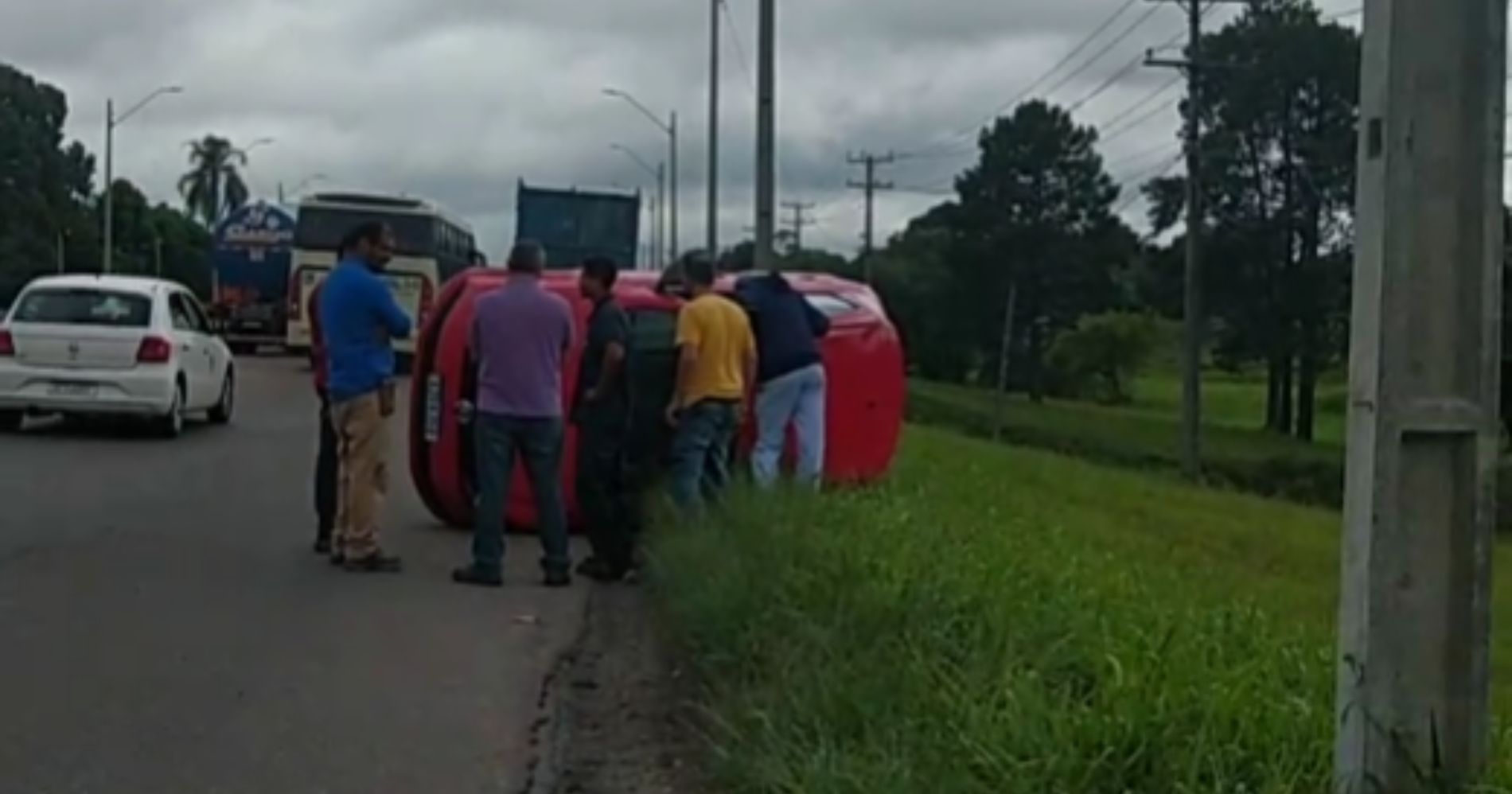 Carro capota próximo à lombada eletrônica na BR 476