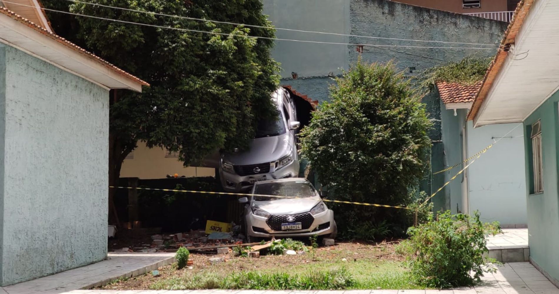 Confusão de pedais faz carro atravesar parede da garagem