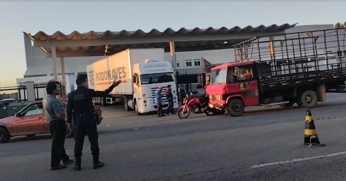 Acidente entre caminhão e moto em frente ao depósito da Gelopar