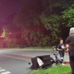 Motoqueiro sofre acidente após ser fechado por automóvel