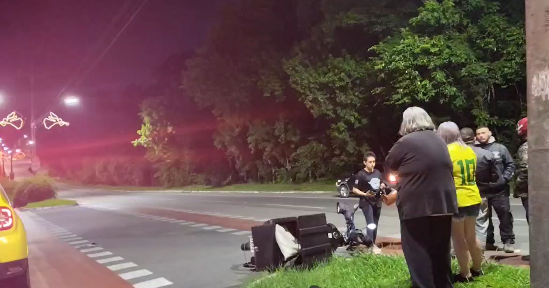 Motoqueiro sofre acidente após ser fechado por automóvel