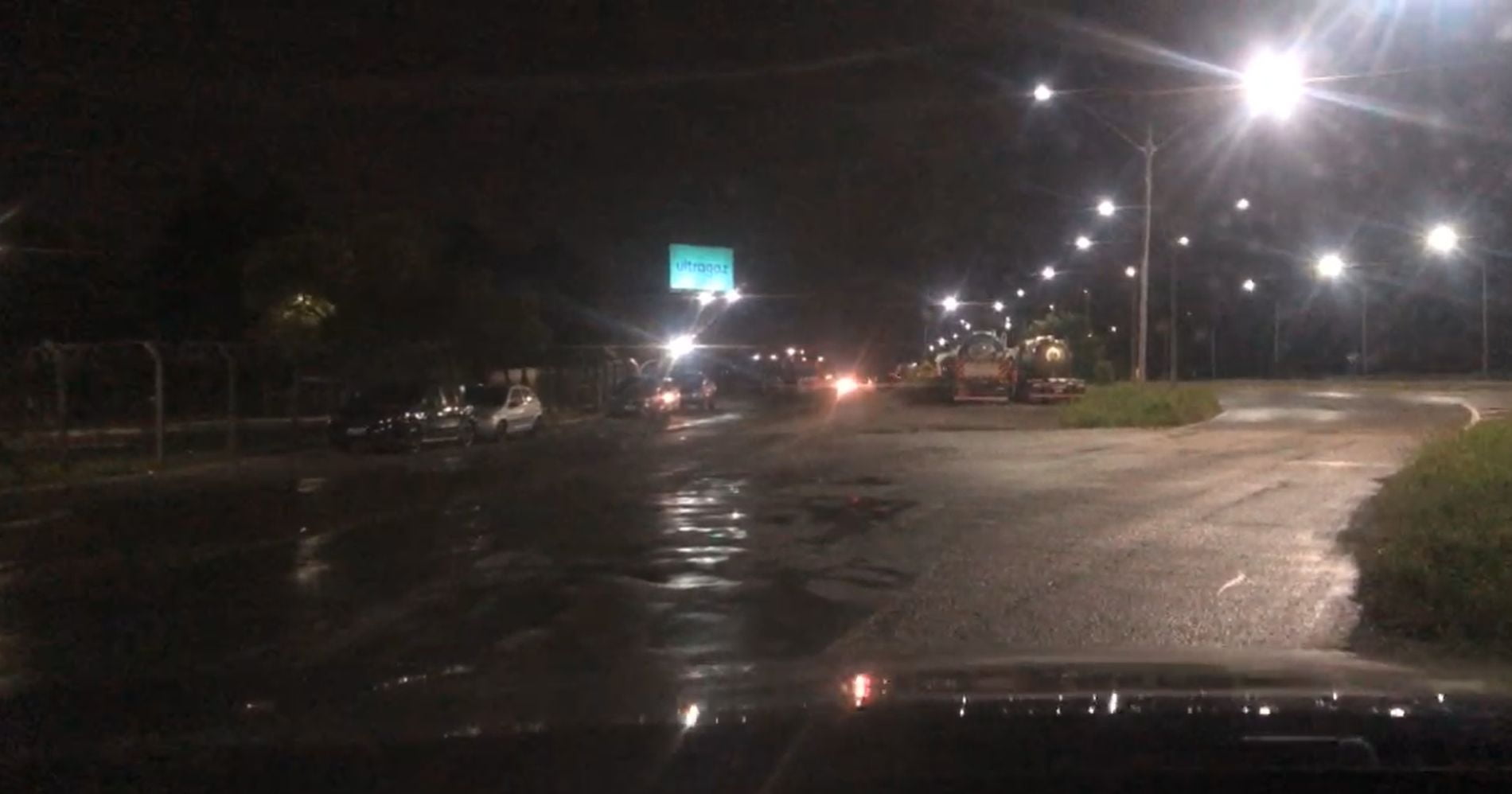 Polícia dispersa grupo que tentou fechar entrada de distribuidoras.