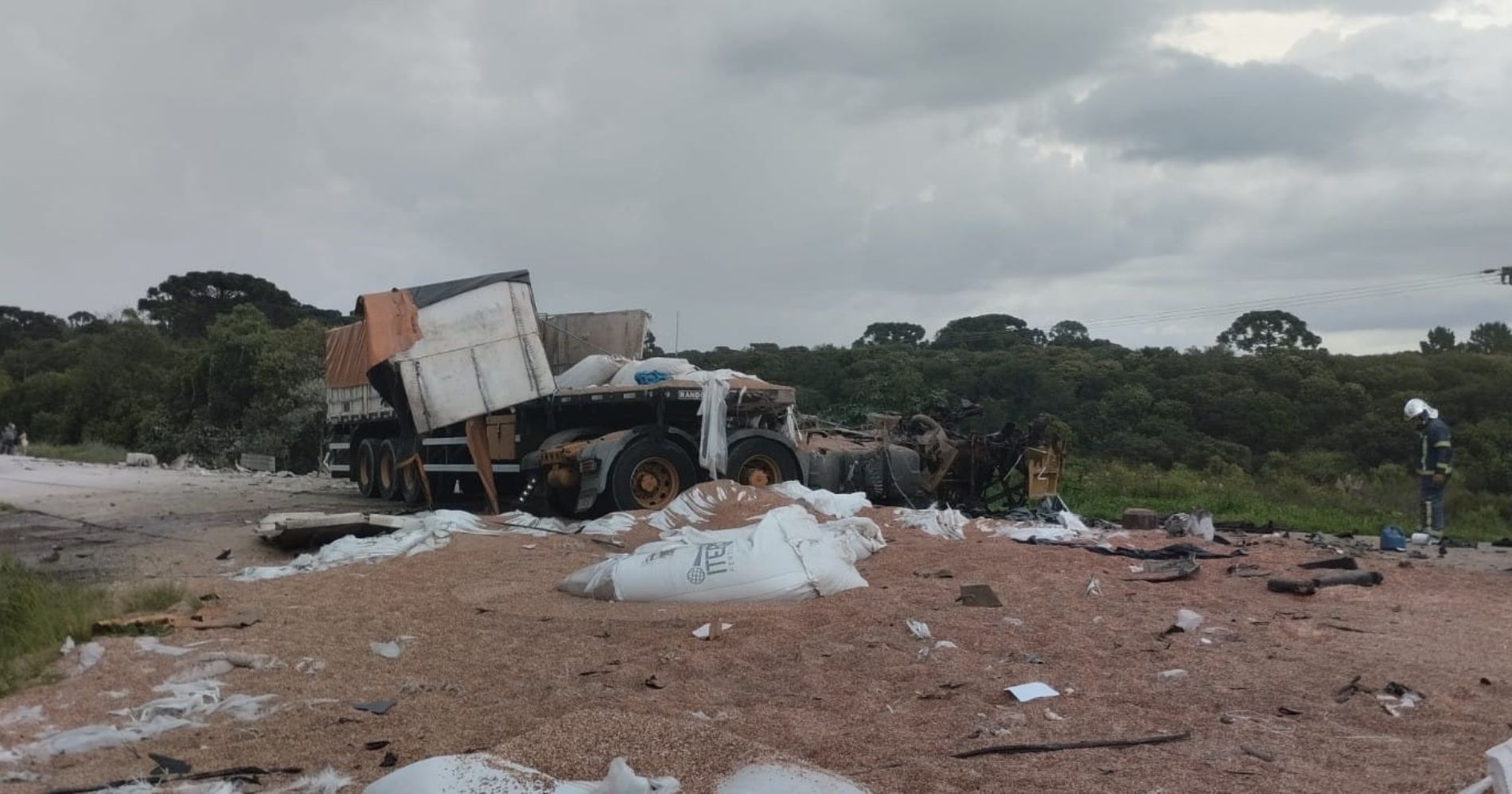 acidente-duas-carretas-rodovia-do-xisto