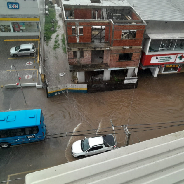 Chuva forte deixa ruas alagadas e provoca quedas de árvores em bairros da cidade