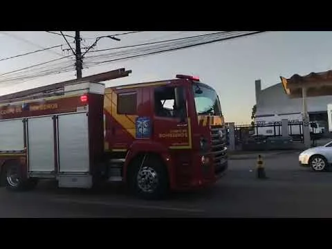 Acidente entre caminhão e moto em frente ao depósito da Gelopar