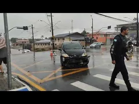 Acidente entre dois carros no cruzamento de Av. Vítor do Amaral com a Manoel Ribas