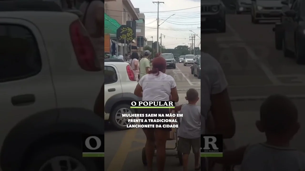 MULHERES SAEM NA MÃO EM FRENTE A TRADICIONAL LANCHONETE DA CIDADE
