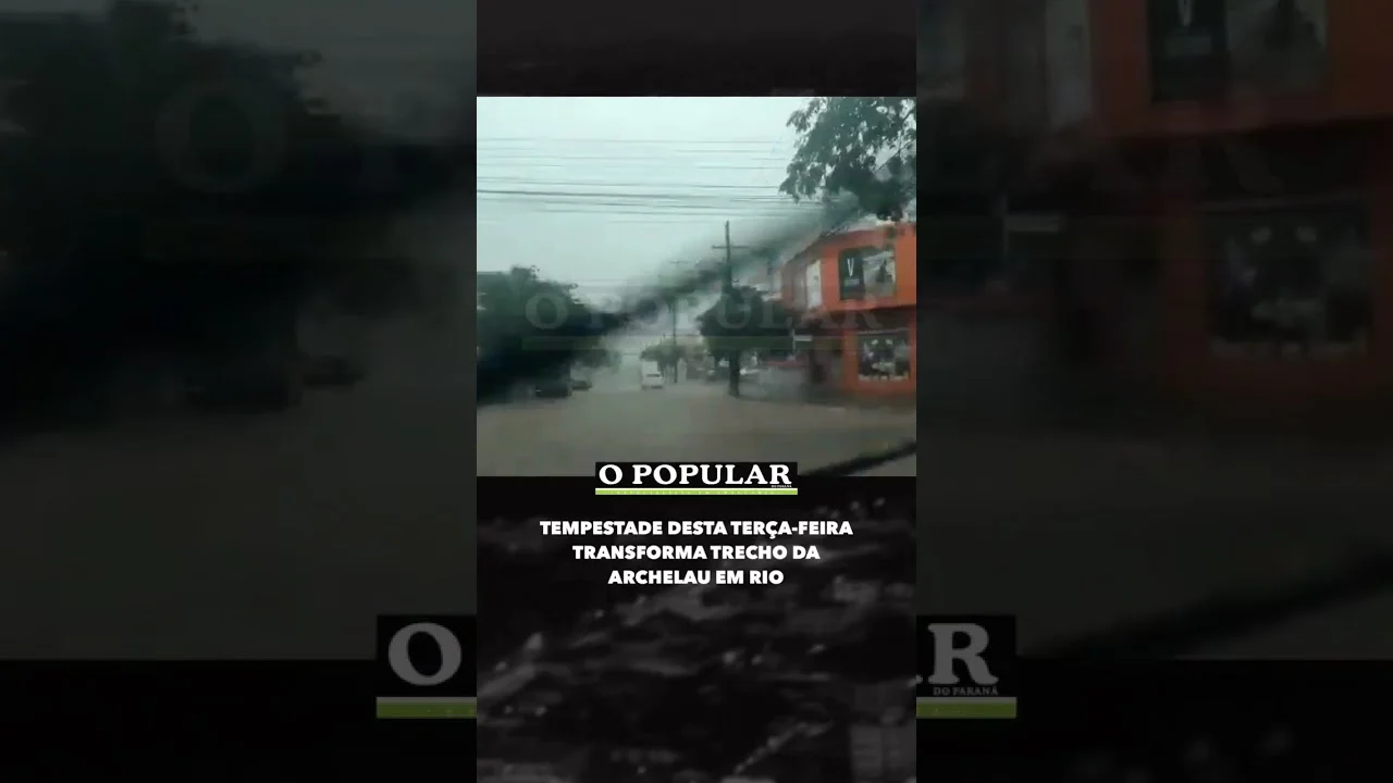 A tempestade que cai sobre Araucária nesta terça-feira, 17 de janeiro, alagou um trecho da Avenida