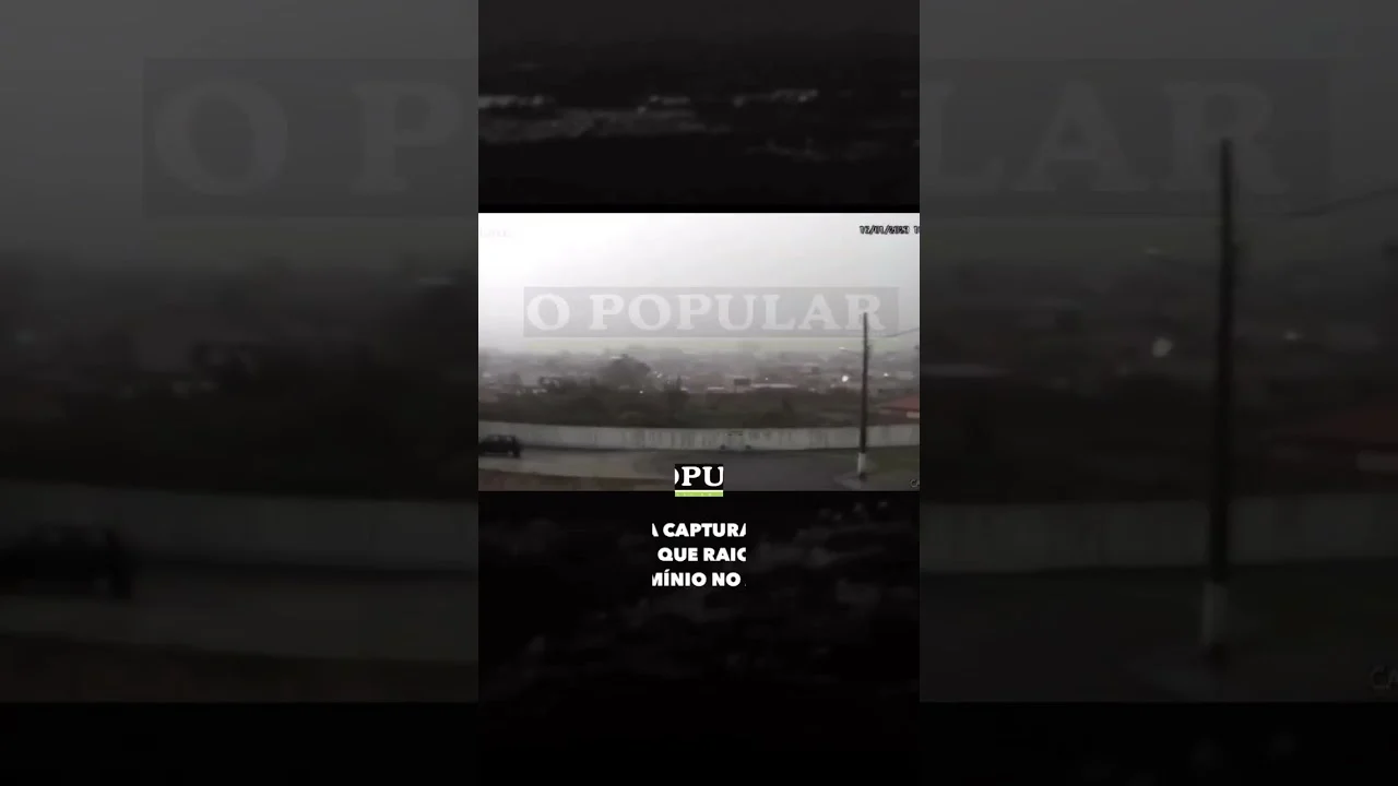 Acompanhe o registro enviado por um seguidor, do momento em que um raio cai ao lado de um condomíni