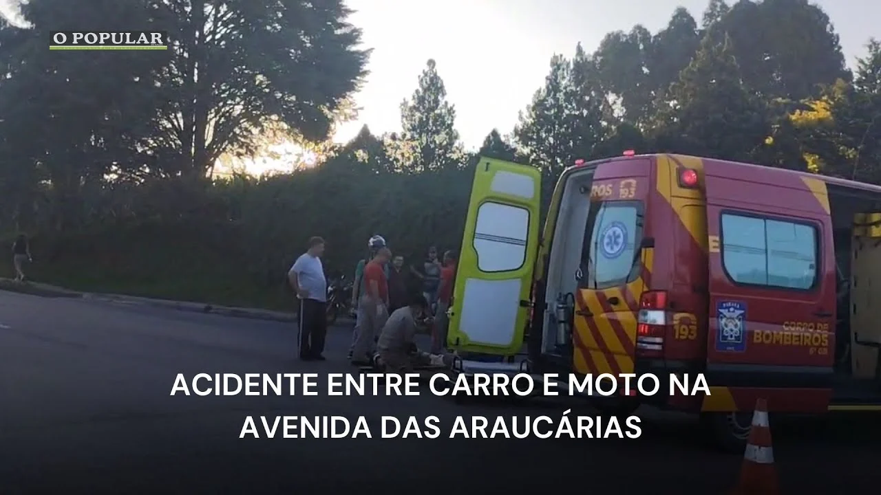 Acidente entre carro e moto na Avenida das Araucárias