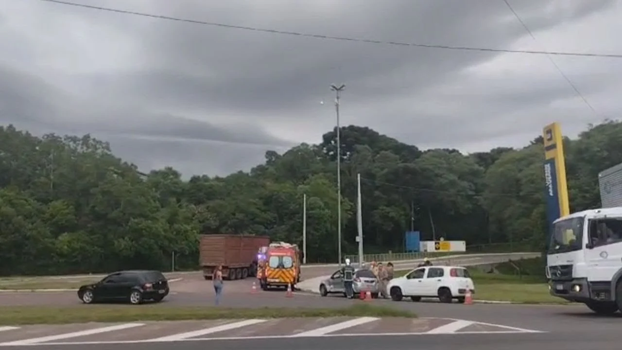 Acidente entre dois carros na rotatória da Gerdau