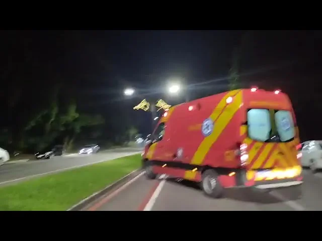 Motoqueiro sofre acidente após ser fechado por automóvel