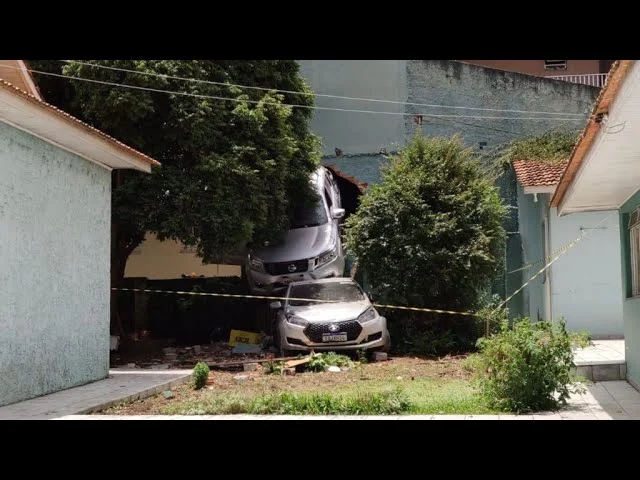 Confusão de pedais faz carro atravesar parede da garagem