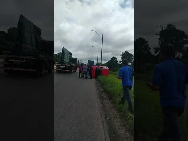 Carro capota próximo à lombada eletrônica na BR 476