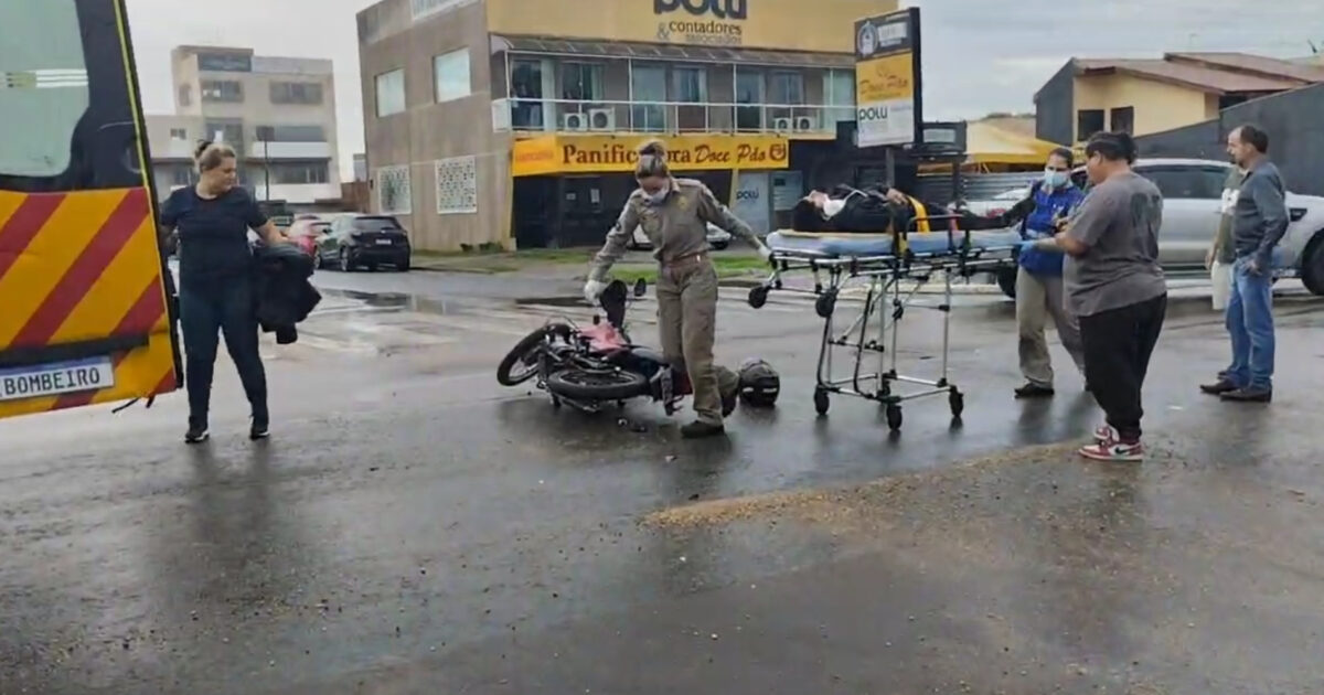 Acidente entre carro e moto no bairro Iguaçu