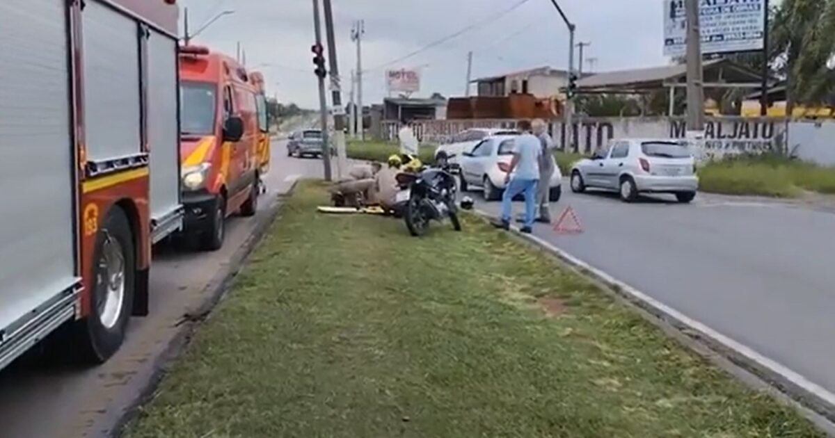 Acidente entre moto e carro na Avenida das Araucárias