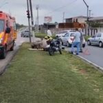 Acidente entre moto e carro na Avenida das Araucárias