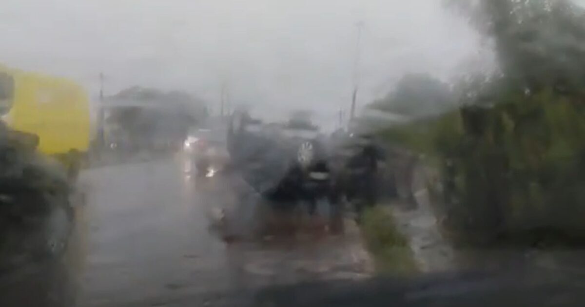 Acidente grave, carro bate violentamente e capota na Avenida das Araucárias