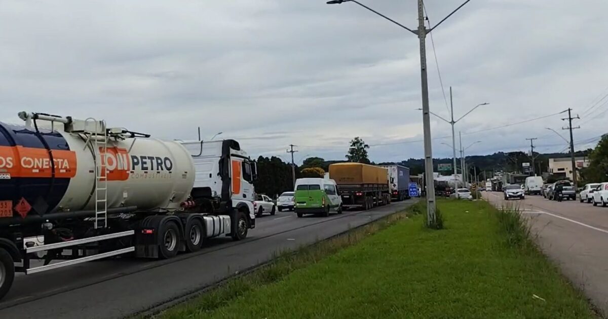Acidente na BR 277 causa congestionamento em Araucária