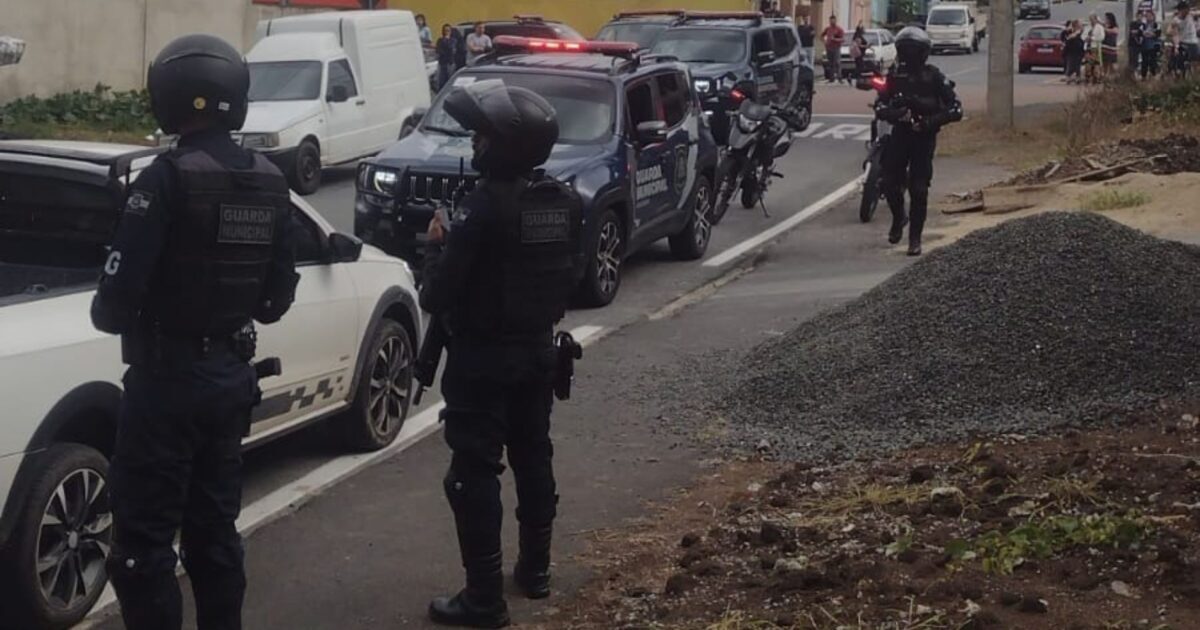 Foragido da justiça troca tiros com a GMA e é preso portando pistola com seletor de rajada
