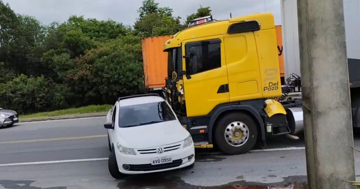 Carreta bate em carro na PR 423