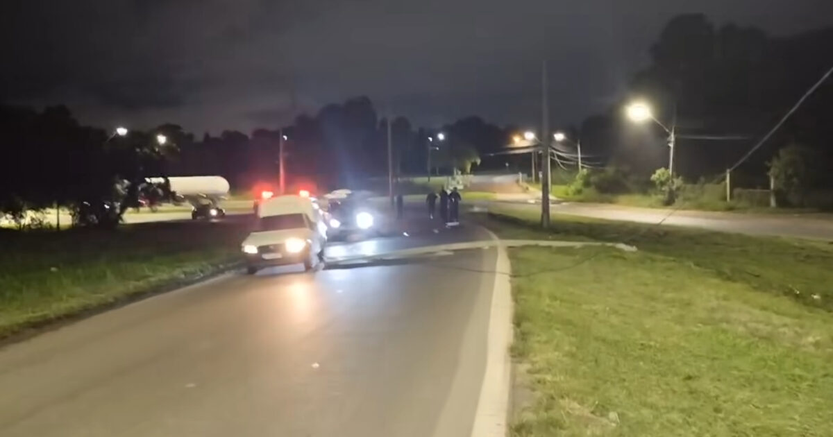 Motorista se perde em acesso à rodovia e bate no poste