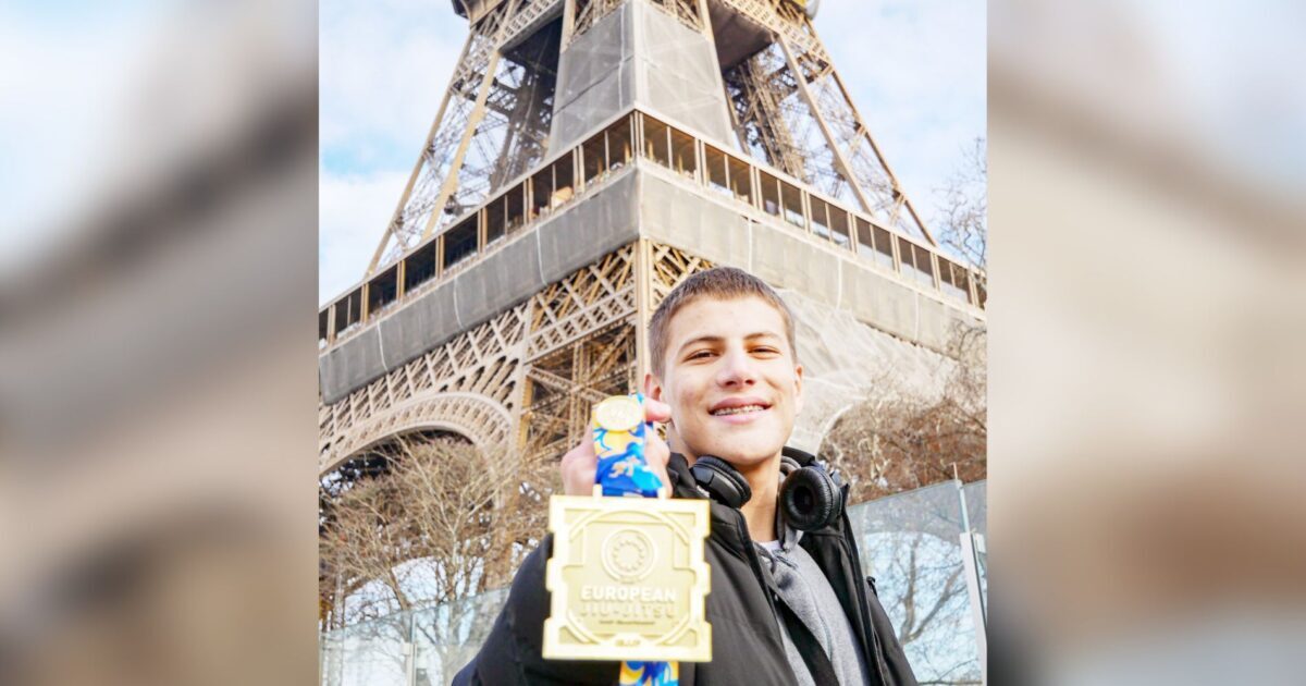 Pablo Rosales comemora o título de campeão juvenil no Campeonato Europeu de Paris