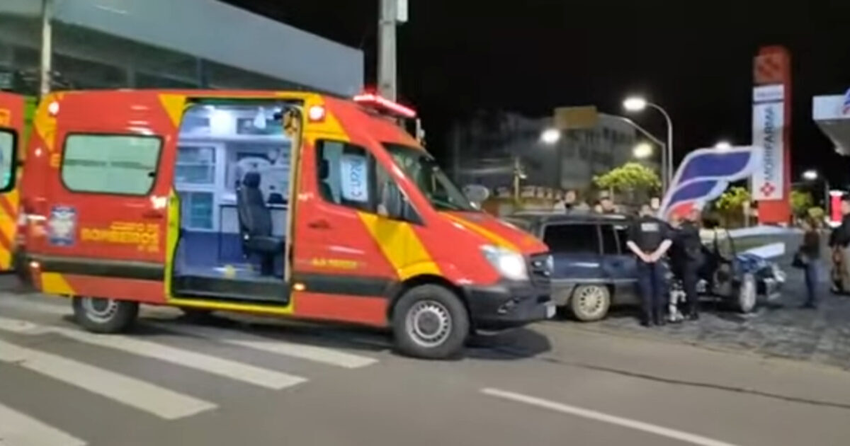 Noite termina em acidente: moto e carro colidem na Vitor do Amaral