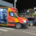 Noite termina em acidente: moto e carro colidem na Vitor do Amaral