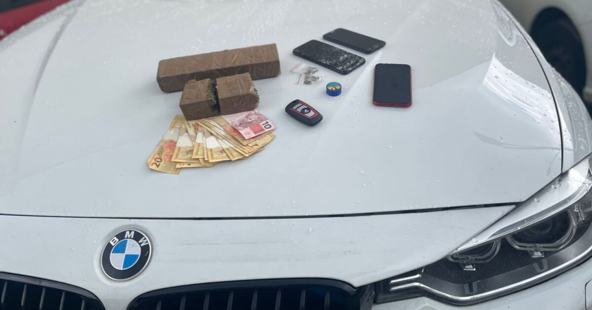 Polícia Civil de Araucária prende dois indivíduos envolvidos com o tráfico de drogas que circulavam pela cidade em carro de luxo