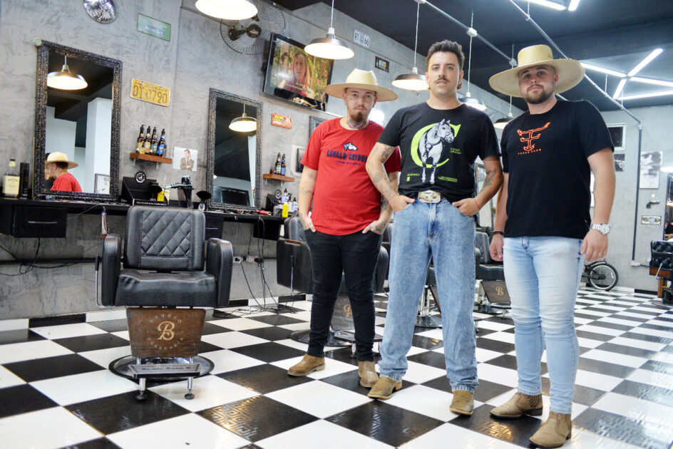 Barba, cabelo e bigode: barbeiros araucarien­ses estão conquistando celebridades