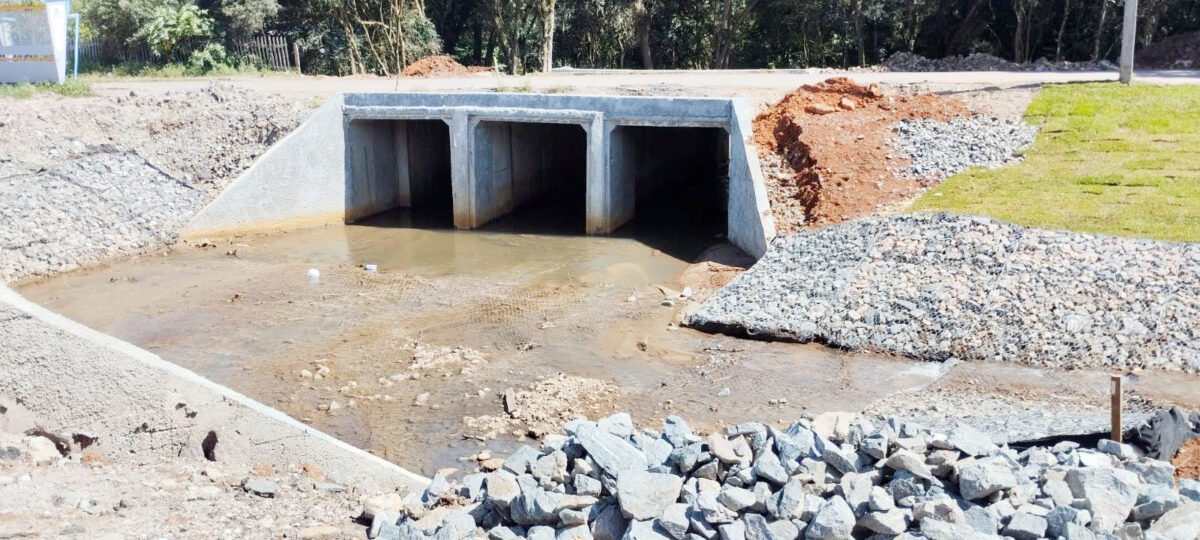 Obra de contenção de córrego na marginal da BR-476 deve durar mais algumas semanas