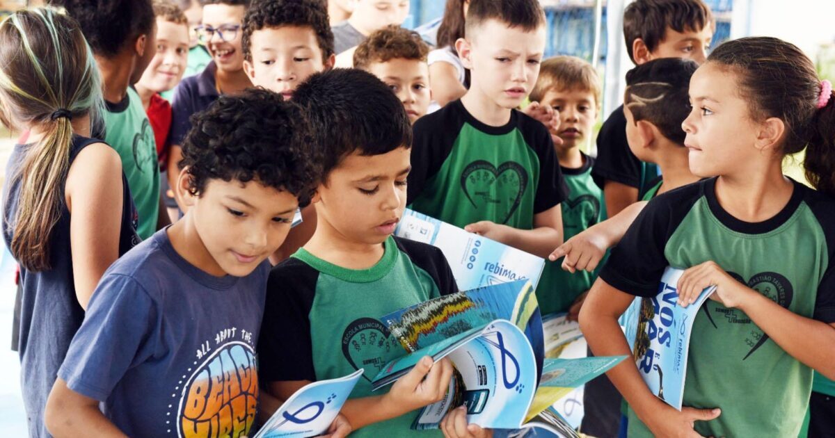 Escola Municipal Sebastião Tavares recebe doação de livros da Repar