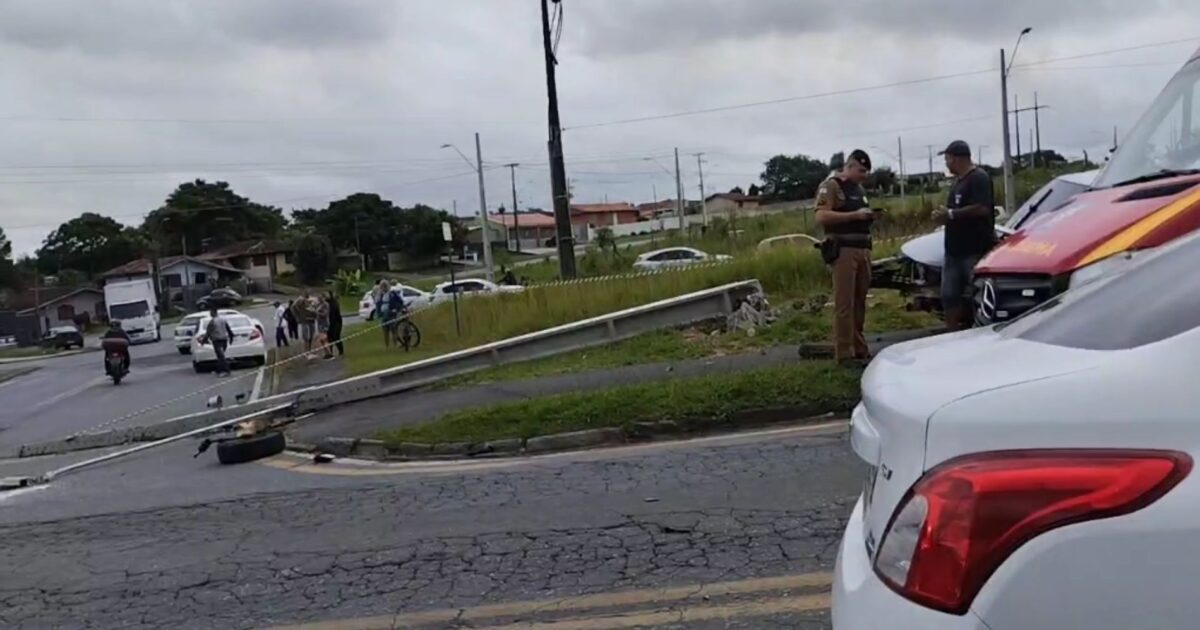 Acidente grave: Carro bate em poste na Avenida das Araucárias