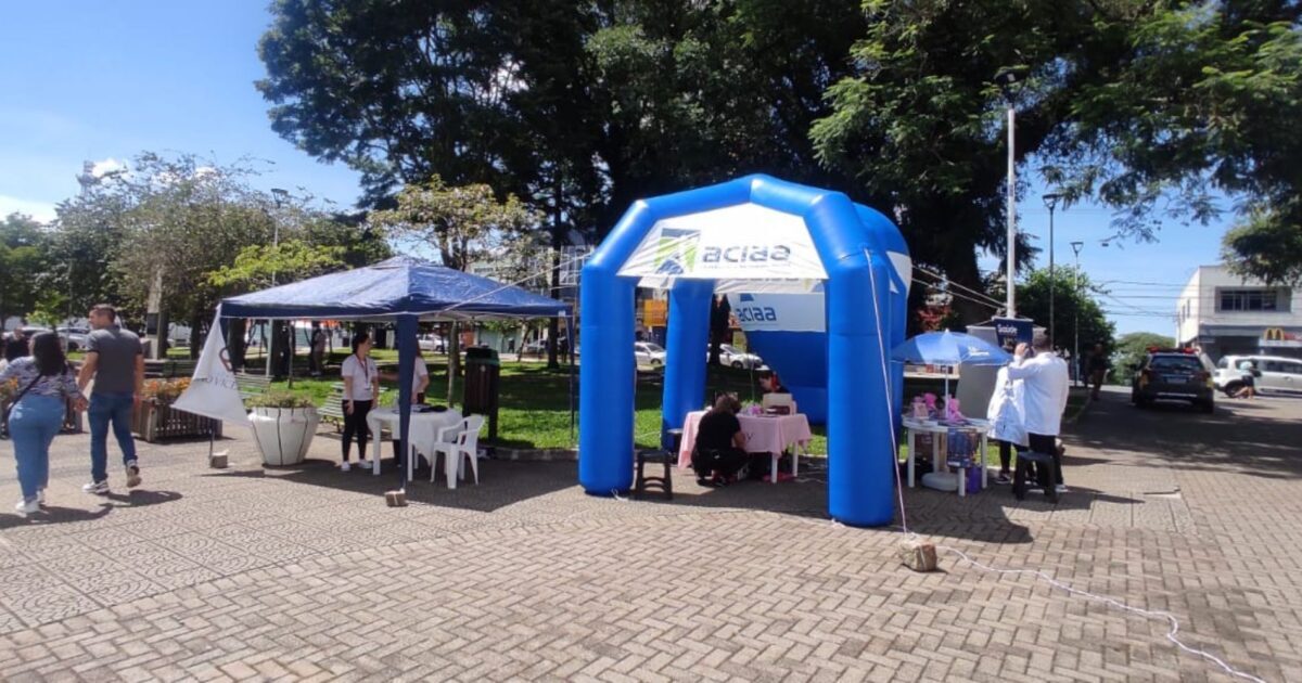 ACIAA faz ação especial na Praça da Matriz para comemorar o Dia da Mulher