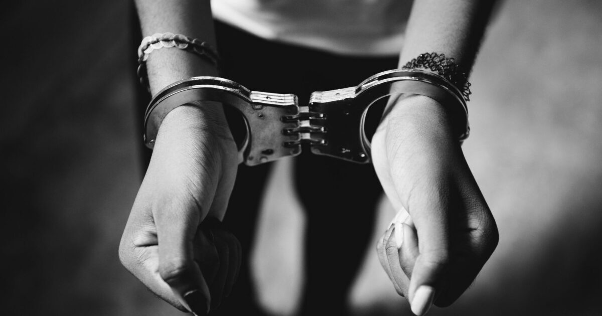 Mãe acusada de abusar das filhas pode pegar mais de 100 anos de prisão