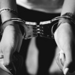 Mãe acusada de abusar das filhas pode pegar mais de 100 anos de prisão
