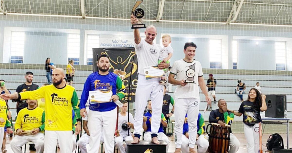 Mestre Canarinho sobe no lugar mais alto do pódio na Taça de Capoeira Tamandaré