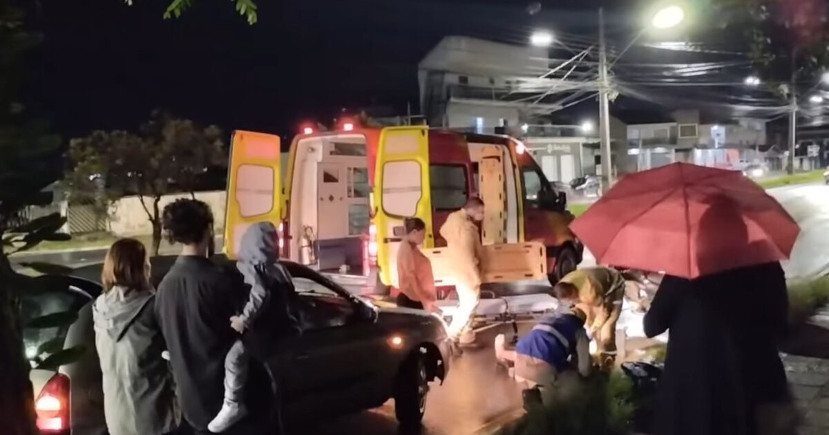 Motoqueiro perde o equilíbrio e cai na Rua Santa Catarina