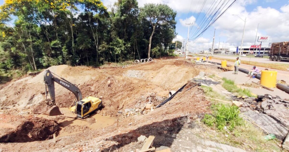 Obra de contenção de córrego na marginal da BR-476 deve durar mais algumas semanas