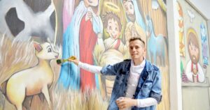 Pinturas do artista Elvis Silva encantam visitantes na Capela São Sebastião