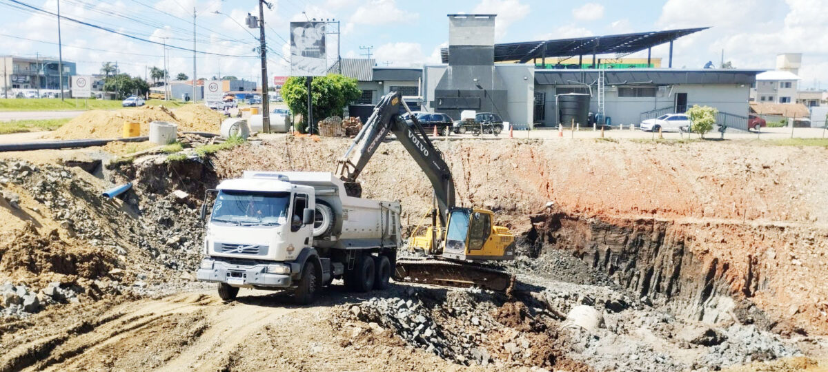 Obra de contenção de córrego na marginal da BR-476 deve durar mais algumas semanas