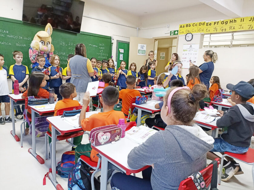 Escola Delani recebe visita de estudantes de Curitiba para confraternização de Páscoa
