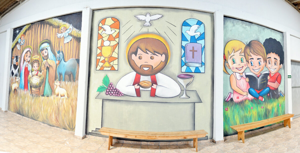 Pinturas do artista Elvis Silva encantam visitantes na Capela São Sebastião