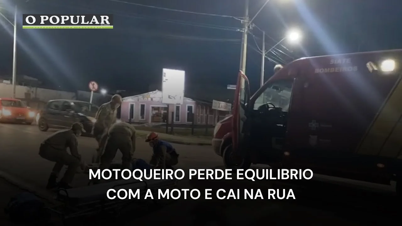 Motoqueiro perde equilibrio com a moto e cai na rua